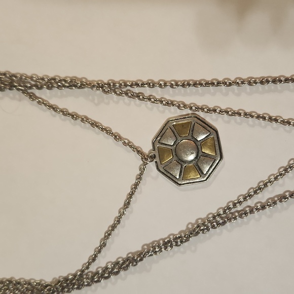 Two toned triple Strand medallion vintage necklace - Picture 2 of 4